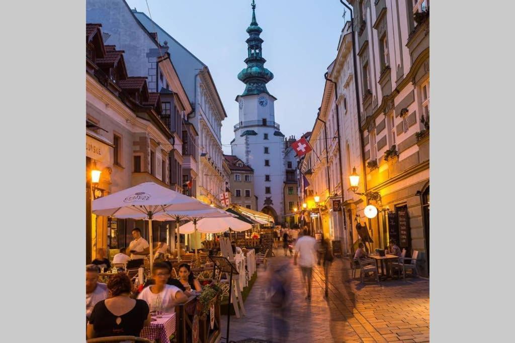 Vip Apartment In Old Town With Free Parking Bratislava Extérieur photo