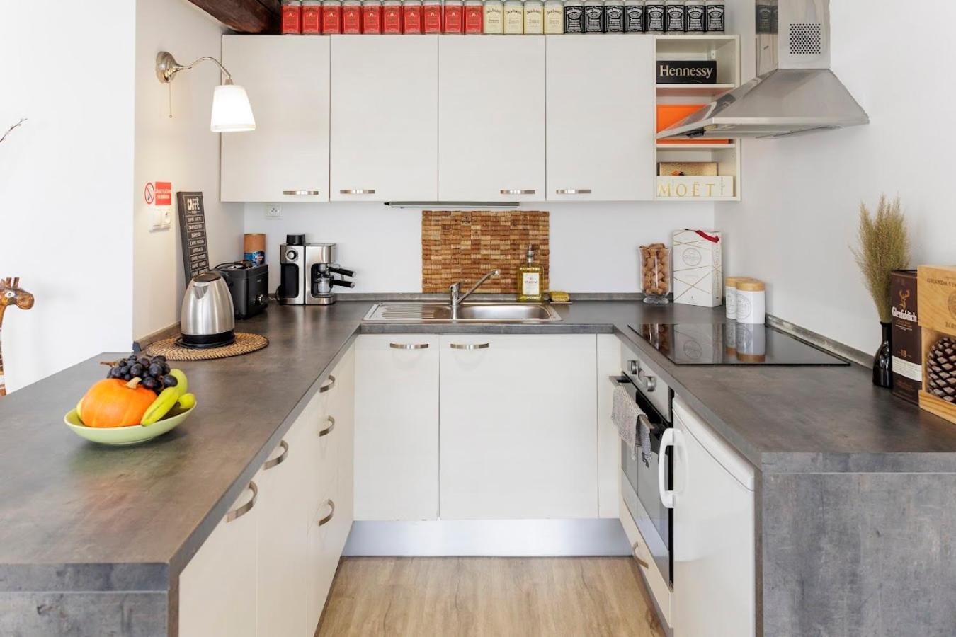 Vip Apartment In Old Town With Free Parking Bratislava Extérieur photo