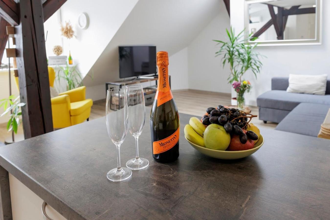 Vip Apartment In Old Town With Free Parking Bratislava Extérieur photo